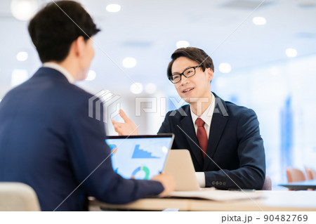 投資について熱心に話すビジネスマン 90482769