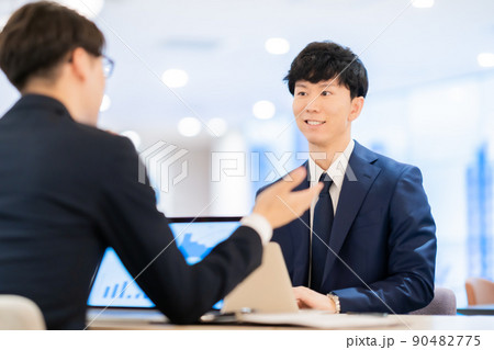 OJTを受けるビジネスマン 90482775