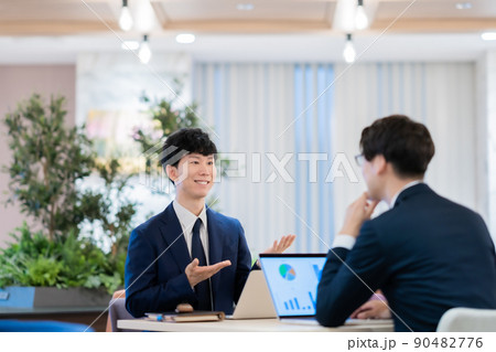 面談をするビジネスマン 90482776