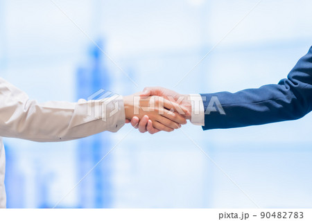 握手をするビジネスマン 握手をするビジネスマン 90482783
