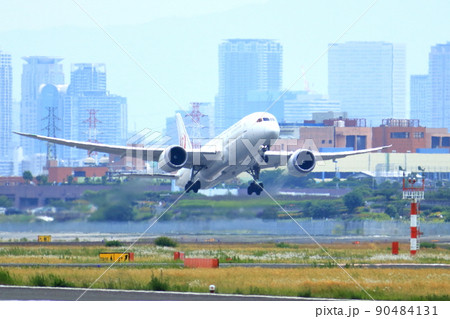 大阪国際空港　旅客機　離着陸　エアフロントオアシス 90484131