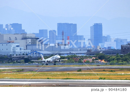 大阪国際空港　旅客機　離着陸　エアフロントオアシス 90484180