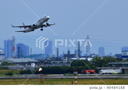 大阪国際空港　旅客機　離着陸　エアフロントオアシス 90484188