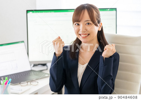 がんばるオフィスのビジネスウーマン ガッツポーズ がんばるオフィスのビジネスウーマン ガッツポーズ 90484608