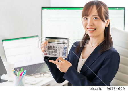 キャリアウーマン　女性　オフィス　電卓 90484609