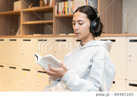 本を読むヘッドフォンの男性 本を読むヘッドフォンの男性 90485165