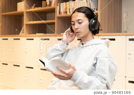 本を読むヘッドフォンの男性 本を読むヘッドフォンの男性 90485169