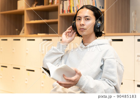 本を読むヘッドフォンの男性 本を読むヘッドフォンの男性 90485183