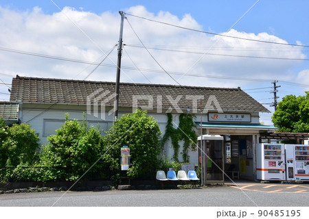 足柄上郡大井町　御殿場線上大井駅と新緑 90485195