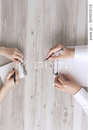 打ち合わせをする2人。指示をする人。指摘、アドバイス、命令、指示、修正、教えるなど 90485618