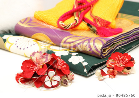 振り袖と小物 90485760