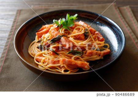 ほうれん草とベーコンのトマトソーススパゲッティ ほうれん草とベーコンのトマトソーススパゲッティ 90486689