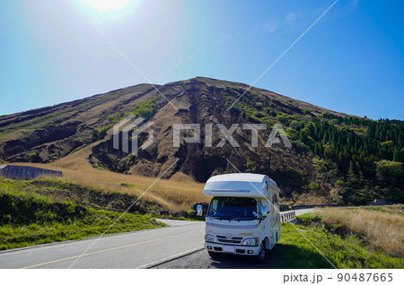 快晴の山岳路を背景にしたキャンピングカー 快晴の山岳路を背景にしたキャンピングカー 90487665