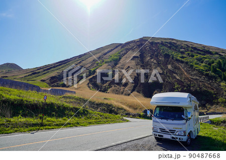 快晴の山岳路を背景にしたキャンピングカー 快晴の山岳路を背景にしたキャンピングカー 90487668