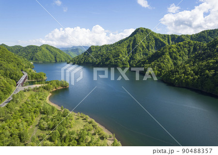 初夏のさっぽろ湖(空撮) 初夏のさっぽろ湖(空撮) 90488357