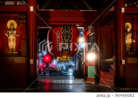 東京　夜の浅草寺　雷門 90490082