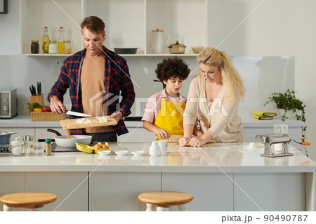Man Cooking Bolognese Sauce 90490787