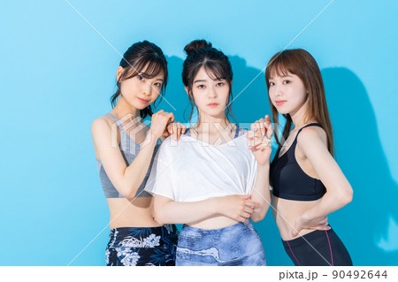 フィットネスの若い女性 90492644