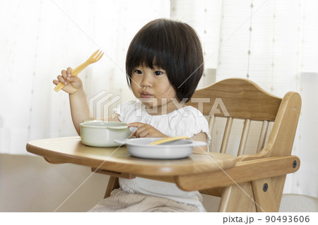 座って食事をする赤ちゃん（1歳10か月、女の子、日本人） 90493606