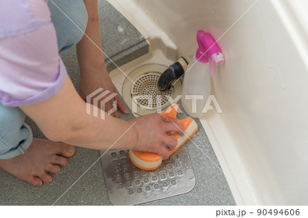 【浴室の排水口を掃除をするミドル主婦】 90494606