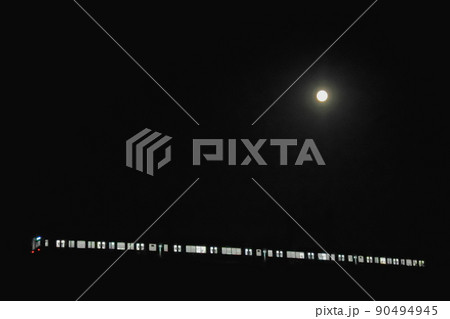 満月が輝く夜空の下築堤を行く通勤電車　東武日光線20400型 90494945