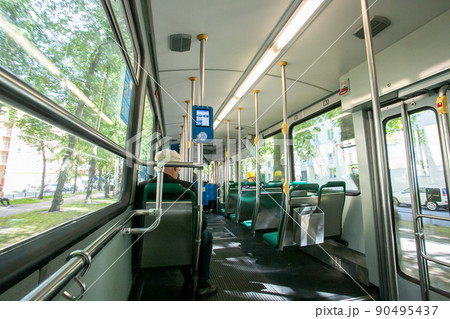 フィンランド・ヘルシンキの路面電車車内 90495437