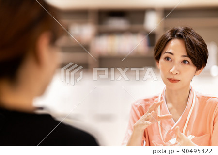 レディースクリニックでカウンセリングするミドル女性 レディースクリニックでカウンセリングするミドル女性 90495822
