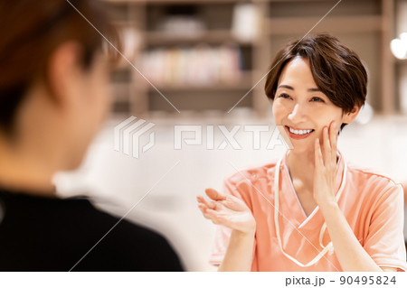 レディースクリニックでカウンセリングするミドル女性 レディースクリニックでカウンセリングするミドル女性 90495824