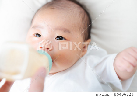 ミルクを飲む赤ちゃん　生後1ヶ月 90496929