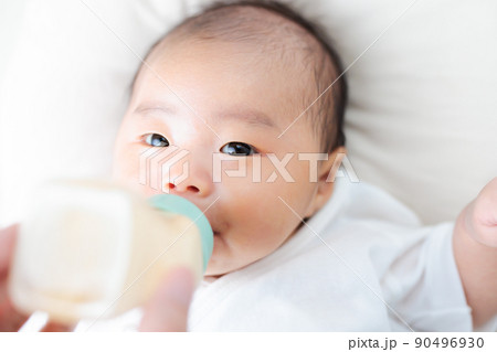 ミルクを飲む赤ちゃん　生後1ヶ月 90496930
