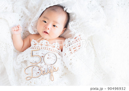 生後50日の赤ちゃん　レース　鍵編み　カメラ目線　文字あり 90496932