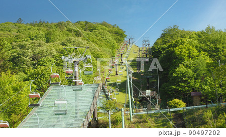 スキー場のリフトの風景-2 90497202
