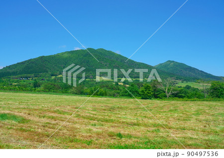 初夏の蒜山高原と上蒜山と中蒜山3 岡山県真庭市 初夏の蒜山高原と上蒜山と中蒜山3 岡山県真庭市 90497536