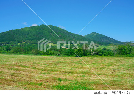 初夏の蒜山高原と上蒜山と中蒜山4　岡山県真庭市 90497537