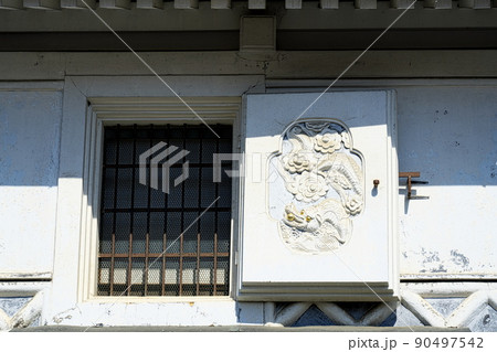 【遊歩百選】勝山町並み保存地区の蔵の窓の龍の鏝絵2　岡山県真庭市 90497542