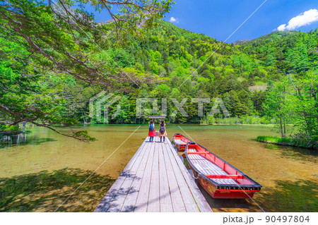 【絶景】初夏の上高地の明神池【長野県】 【絶景】初夏の上高地の明神池【長野県】 90497804