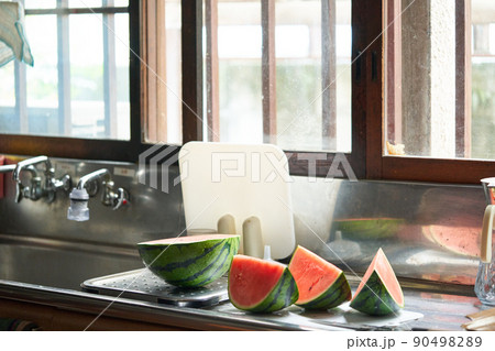台所でスイカを切る 台所でスイカを切る 90498289