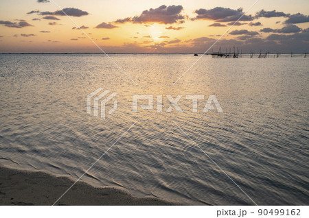 沖縄 夕暮れの海面(アラハビーチ) 沖縄 夕暮れの海面(アラハビーチ) 90499162