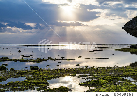 沖縄 干潮の渡具知ビーチ 90499163