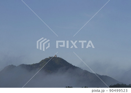 4月下旬朝日に照らされる金華山岐阜城と空 90499523