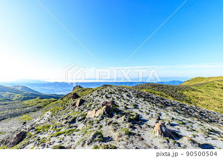 登山道から見た初夏の景色 熊本県阿蘇市 登山道から見た初夏の景色 熊本県阿蘇市 90500504