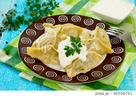 Steam the dumplings with meat and onions, form a triangle Steam the dumplings with meat and onions, form a triangle 90500761