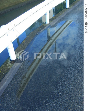 水たまりに映る空 90500783