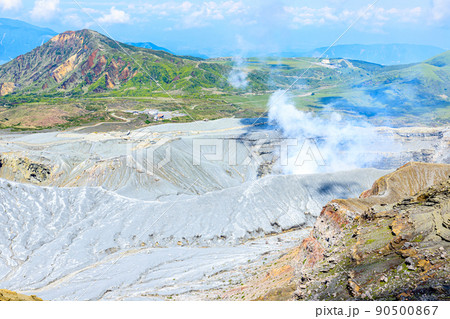 登山道から見た初夏の阿蘇山火口 熊本県阿蘇市 登山道から見た初夏の阿蘇山火口 熊本県阿蘇市 90500867