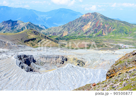 登山道から見た初夏の阿蘇山火口 熊本県阿蘇市 登山道から見た初夏の阿蘇山火口 熊本県阿蘇市 90500877