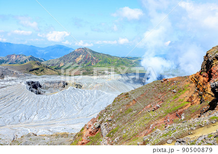 登山道から見た初夏の阿蘇山火口 熊本県阿蘇市 登山道から見た初夏の阿蘇山火口 熊本県阿蘇市 90500879