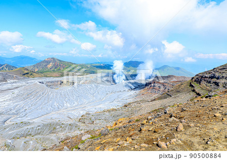登山道から見た初夏の阿蘇山一帯 熊本県阿蘇市 登山道から見た初夏の阿蘇山一帯 熊本県阿蘇市 90500884