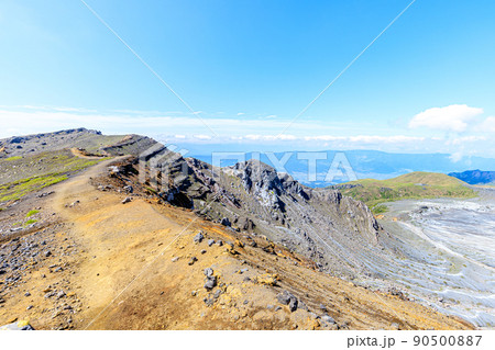 登山道から見た初夏の阿蘇山一帯 熊本県阿蘇市 登山道から見た初夏の阿蘇山一帯 熊本県阿蘇市 90500887