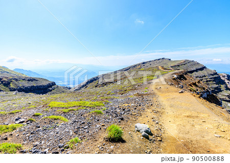 中岳から見た初夏の登山道 熊本県阿蘇市 中岳から見た初夏の登山道 熊本県阿蘇市 90500888