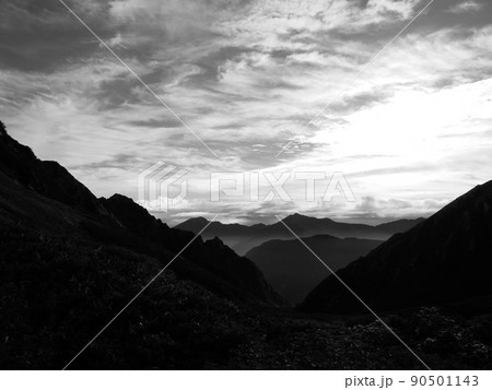 後ろ立山連峰と雲の流れ 90501143